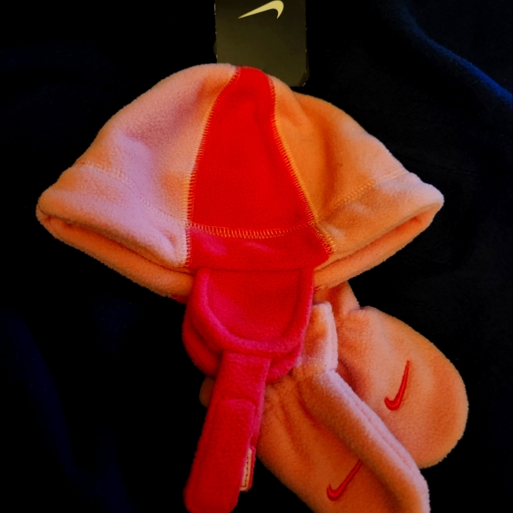 Nike girls hat & mittens  12 - 24 months